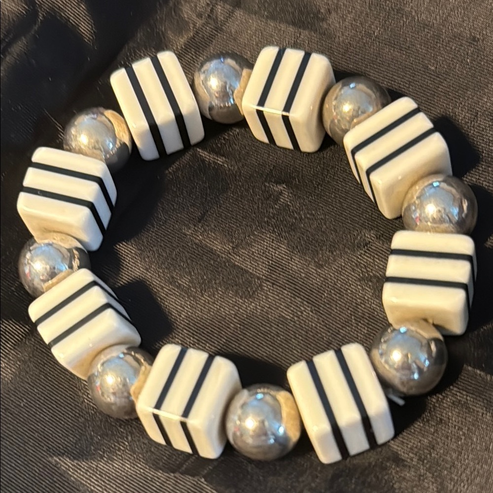 Vintage square acrylic black & white stripe beads round silver bead bracelet EUC